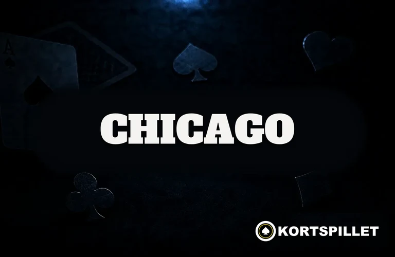 Personer spiller Chicago kortspill med fem kort og en poengprotokoll