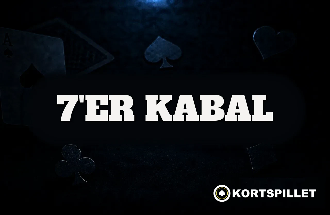 Mørkt kortbord med spillkort, fargesymboler og navnet 7'er kabal