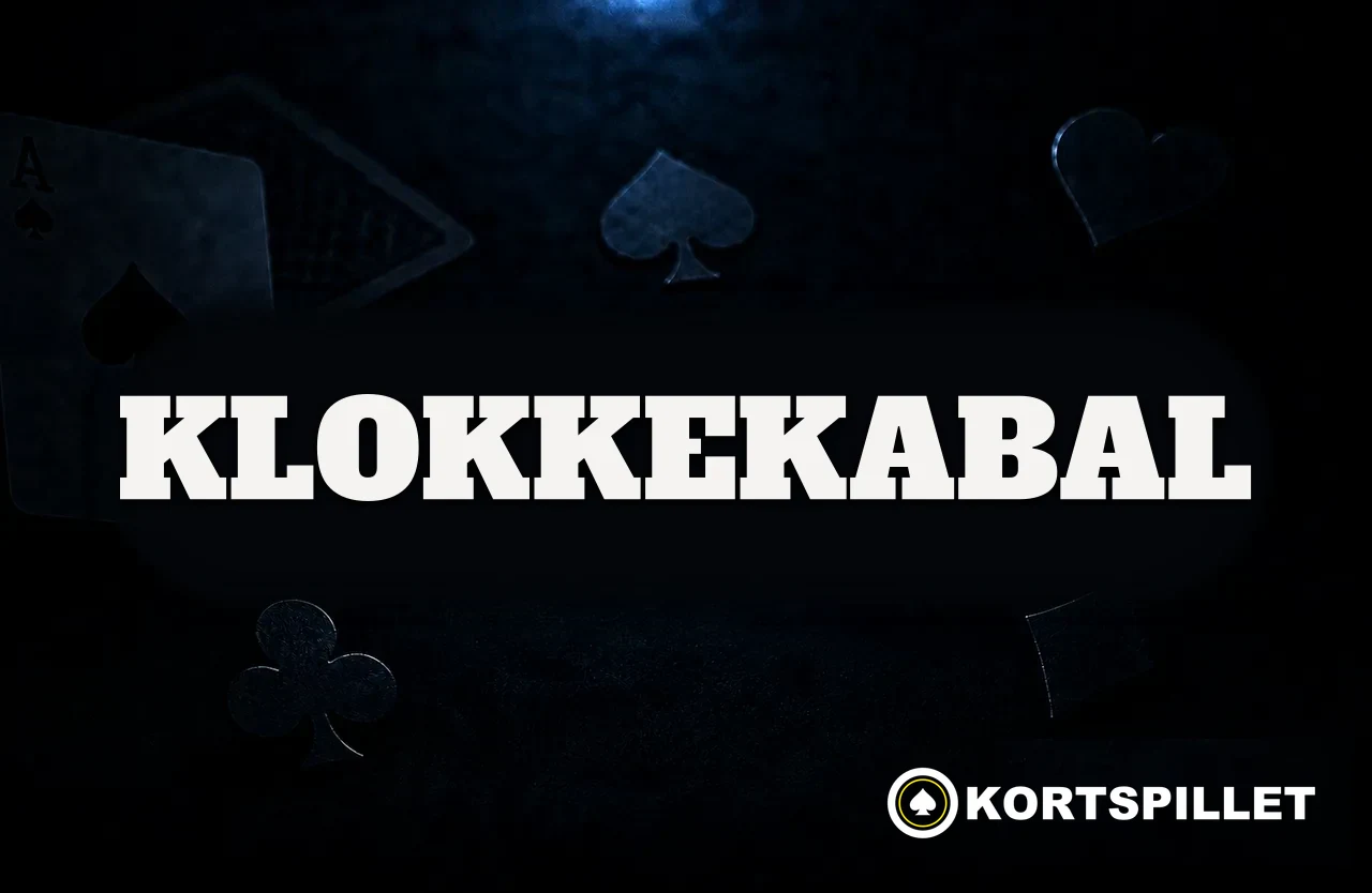 Mørkt kortbord med spillkort, fargesymboler og navnet Klokkekabal