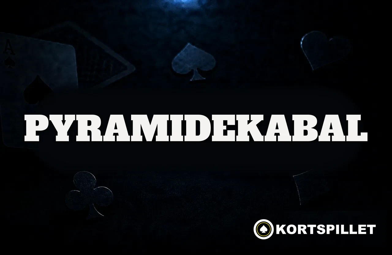 Mørkt kortbord med spillkort, fargesymboler og navnet Pyramidekabal